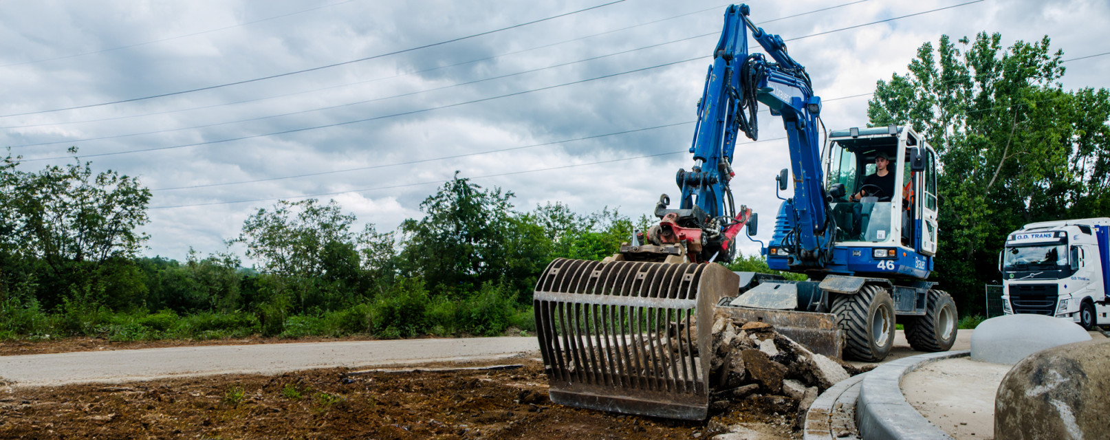 Kleine blauwe graafmachine